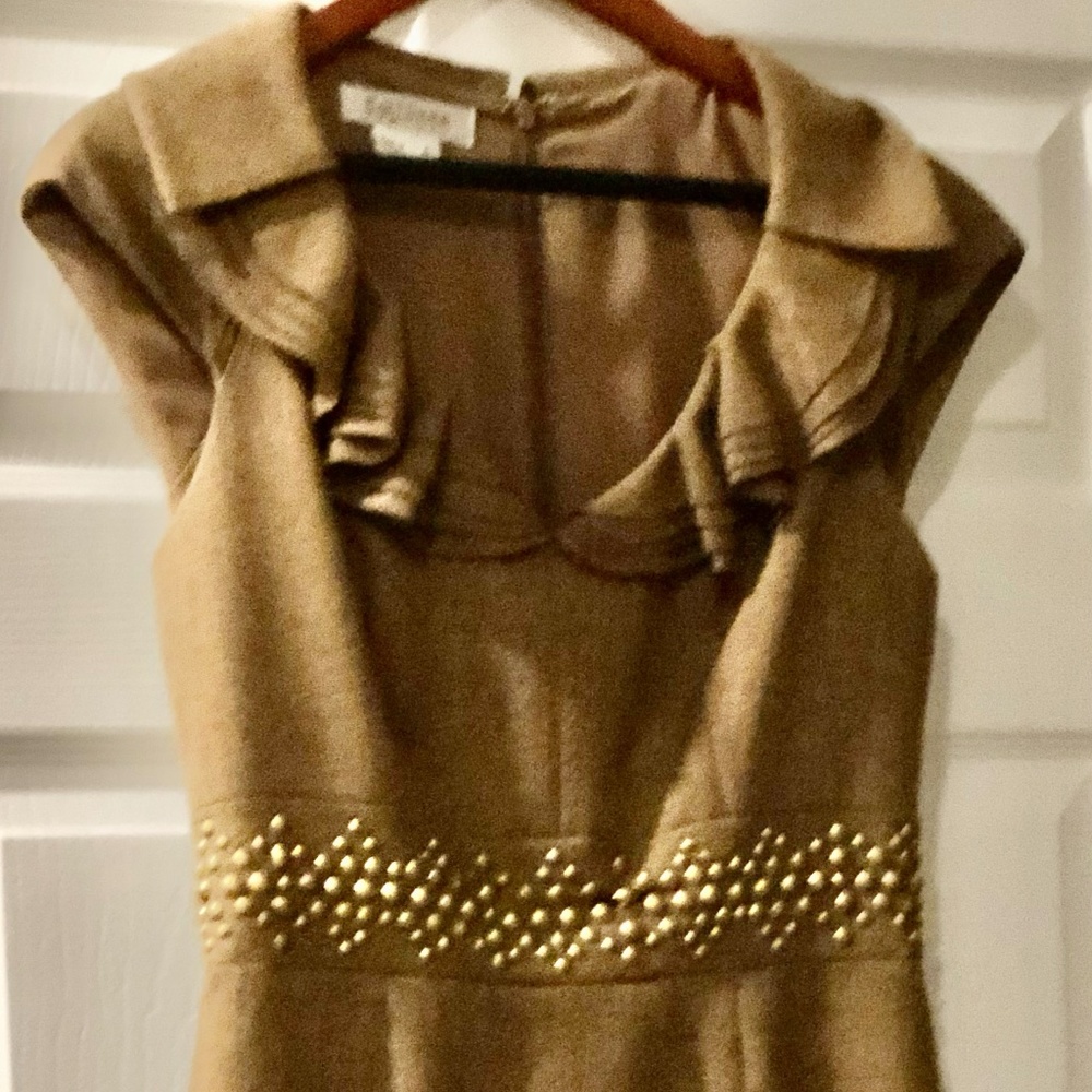 Kay Unger. Gorgeous Sleeveless Scoop Neck Dress